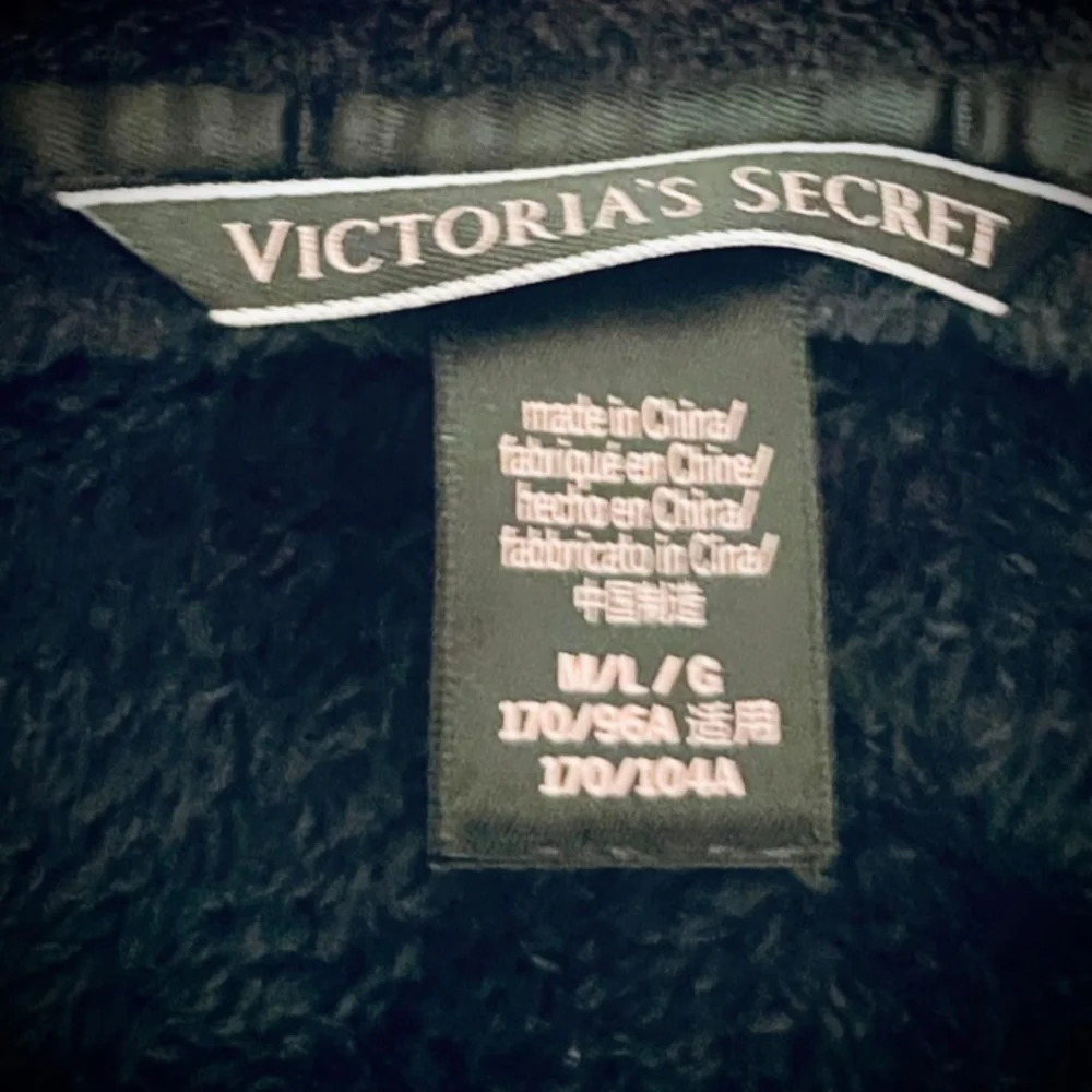 Victoria's Secret  Black Velvet Robe Luxurious Intimates Size:M-L. Lenght:35.5"! - Picture 3 of 4
